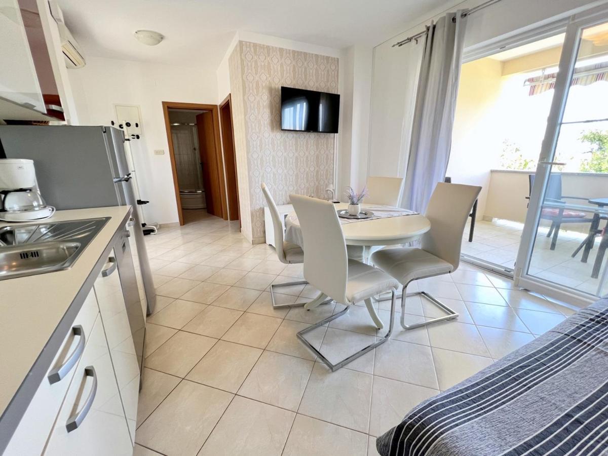 Miramar Apartments Banjol Exteriör bild