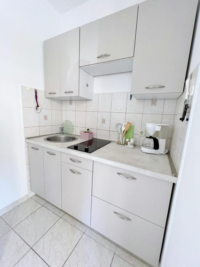 Miramar Apartments Banjol Exteriör bild