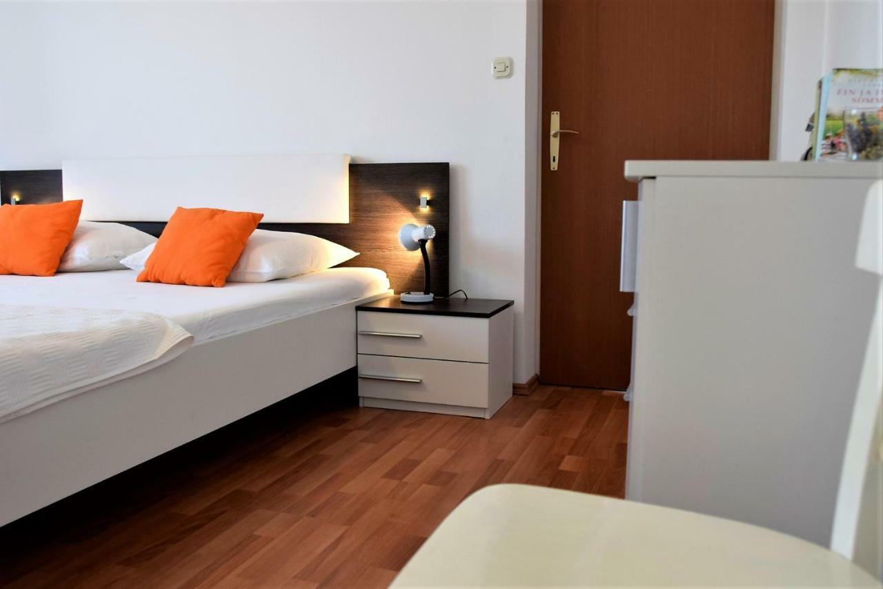 Miramar Apartments Banjol Exteriör bild